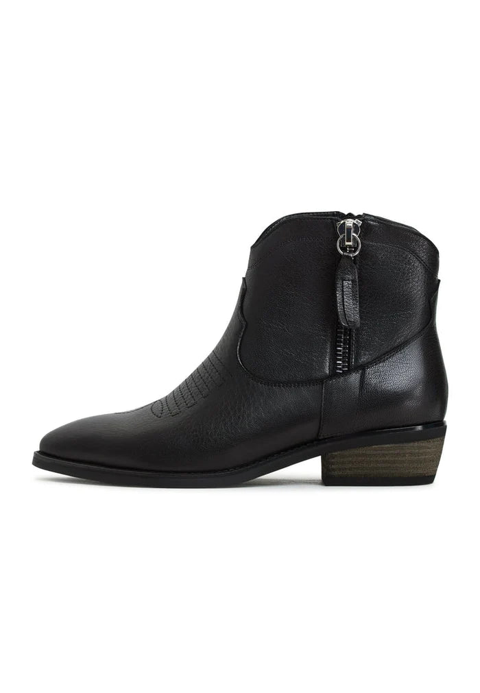 A pair of black leather Vicky cowboy boots in a western style, handmade with high-quality leather.