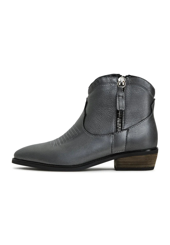 A pair of stylish Vicky cowboy boots in dark grey leather, perfect for adding a Western touch to your outfit.