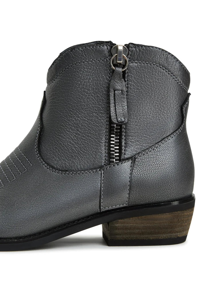A pair of stylish dark grey Vicky leather cowboy boots, perfect for any cowboy boot enthusiast.
