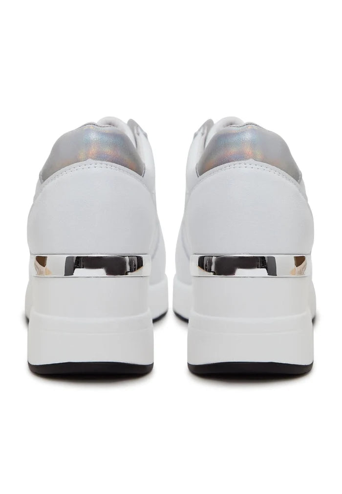 A pair of stylish white leather sneakers, perfect for a fashionable and comfortable look.