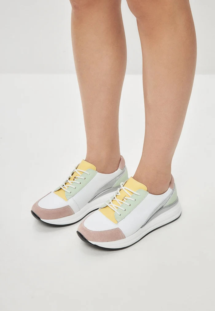 A pair of stylish white leather sneakers with an Eva sole, perfect for casual and fashion-forward footwear.