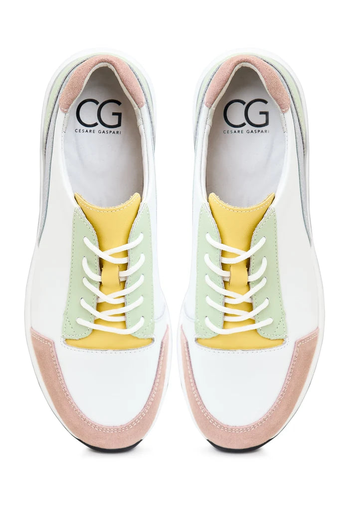 A pair of stylish white leather sneakers with an Eva sole, perfect for casual and fashionable wear.