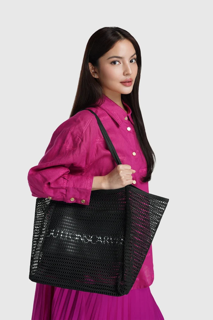 woman carrying mesh tote bag orca by buttonscarves
