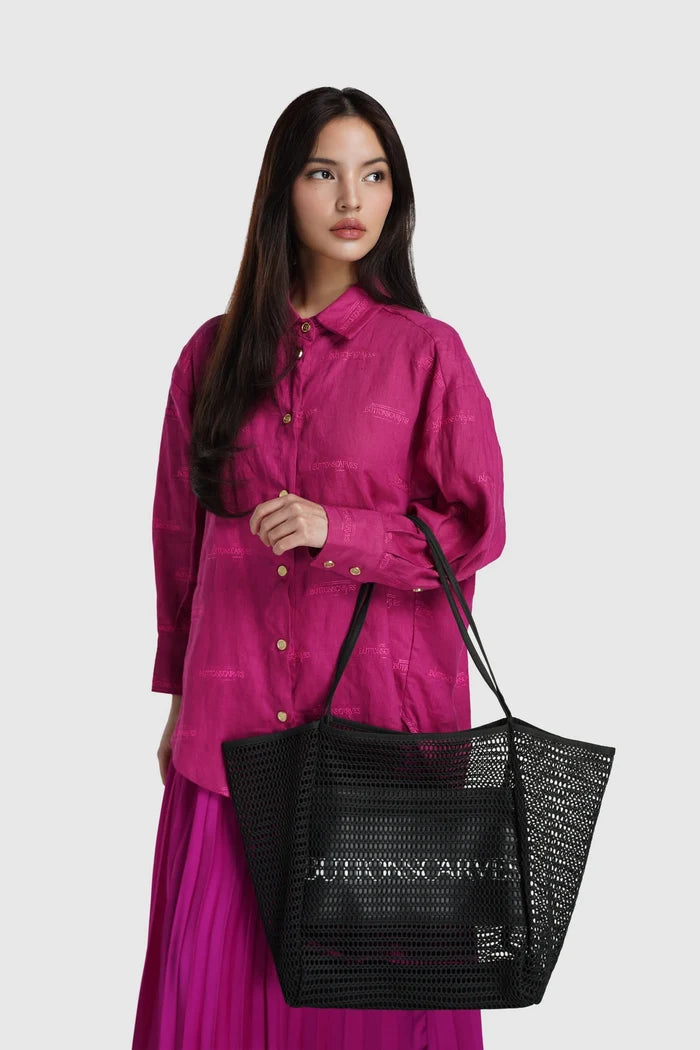 woman carrying mesh tote bag orca by buttonscarves