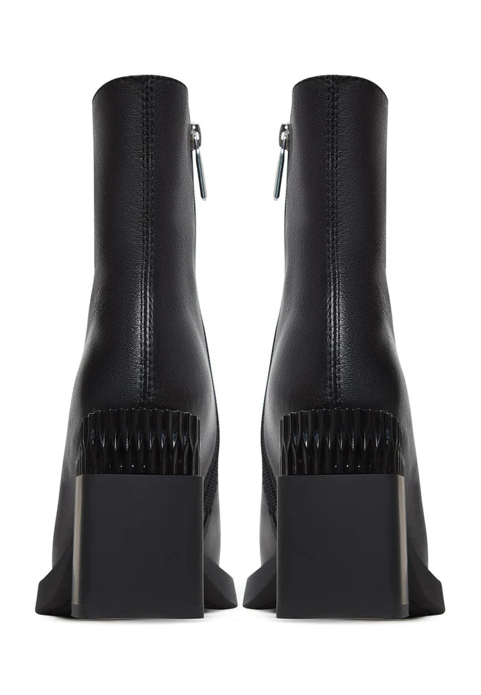 A stylish pair of black zipper heel boots, perfect for any modern look. These Thrud boots are a must-have in fashion footwear.