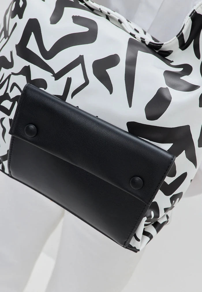 A stylish monochrome handbag, the perfect accessory to complement any outfit. Buy your monochrome handbag now!