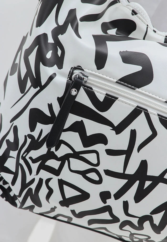 A stylish and versatile monochrome handbag, perfect for any outfit. Click here to buy a monochrome handbag.