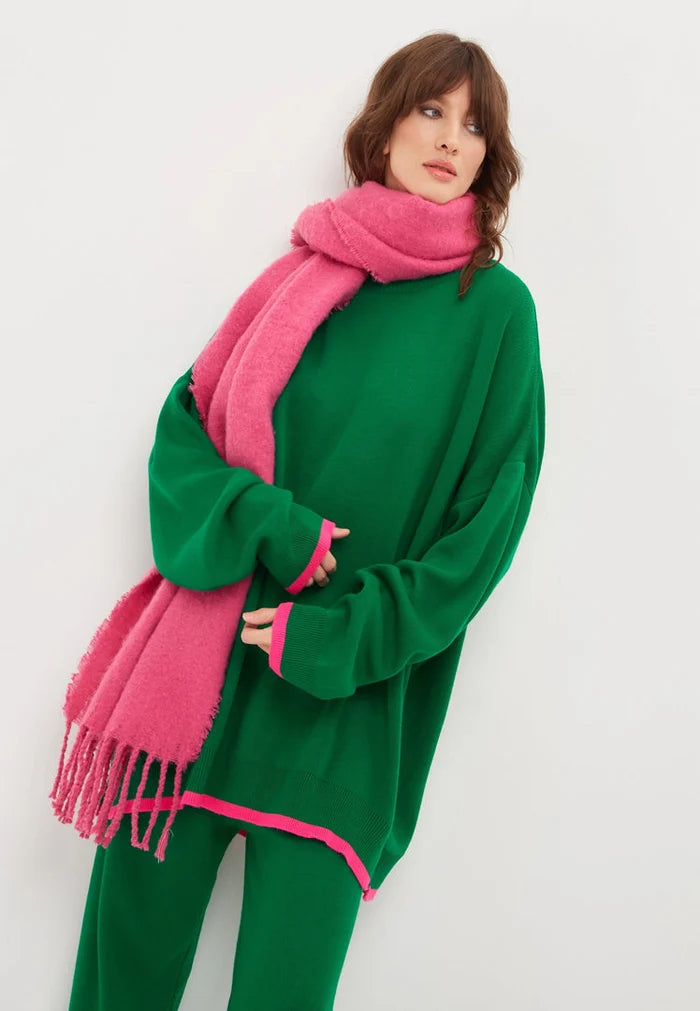 A cozy and stylish oversized green jogger set including an oversized sweatshirt and joggers, perfect for lounging in style. Ideal plus-size jogging suit for ultimate comfort.