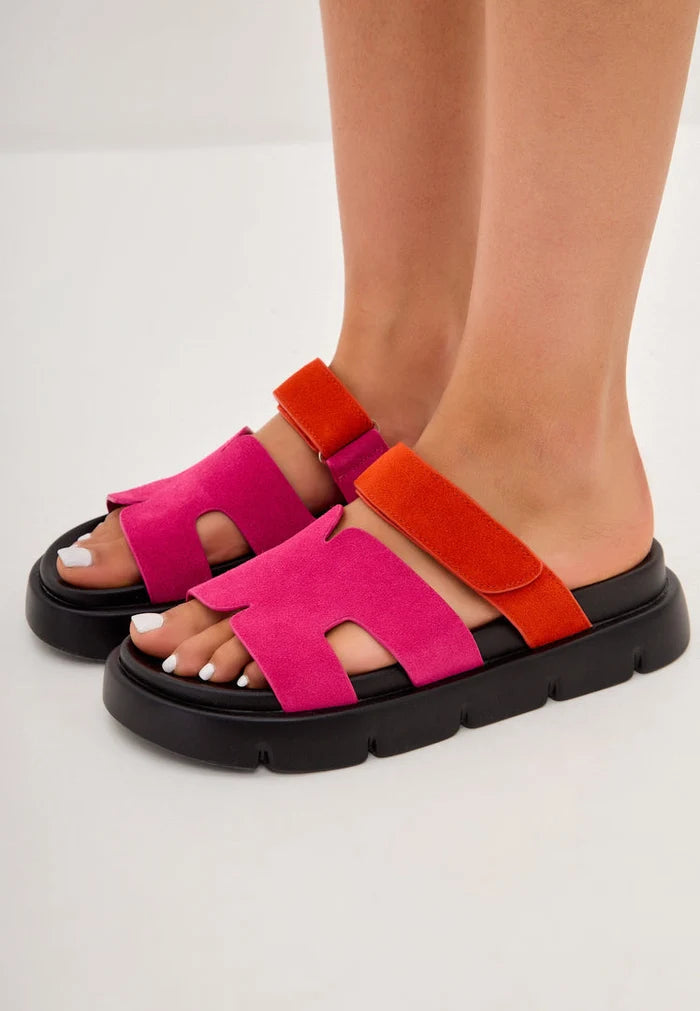 Pink platform mules featuring a bold design with a comfortable black sole, perfect for fashion-forward individuals looking to buy platform mules Kati pink.