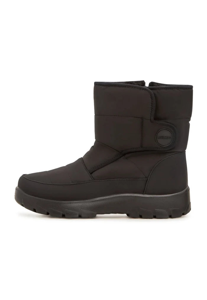 A pair of stylish platform women's winter boots, designed to keep your feet warm and cozy in cold weather.