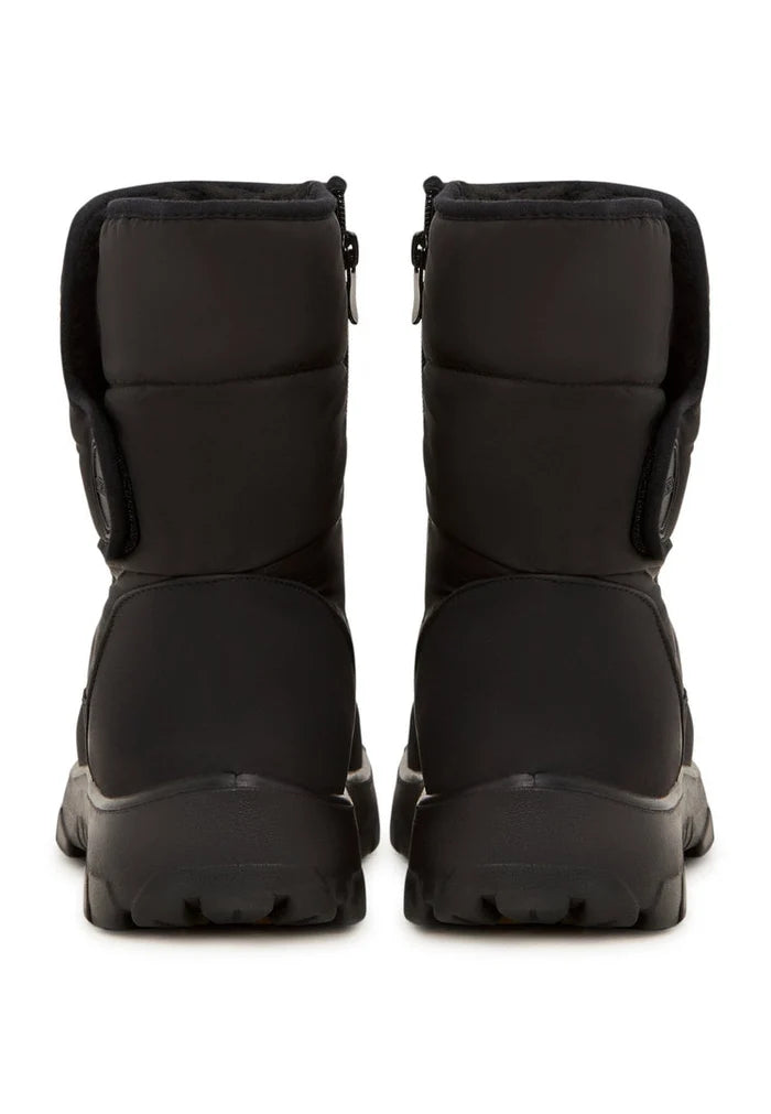 A stylish pair of women's winter platform boots, perfect for staying warm and fashionable in cold weather.