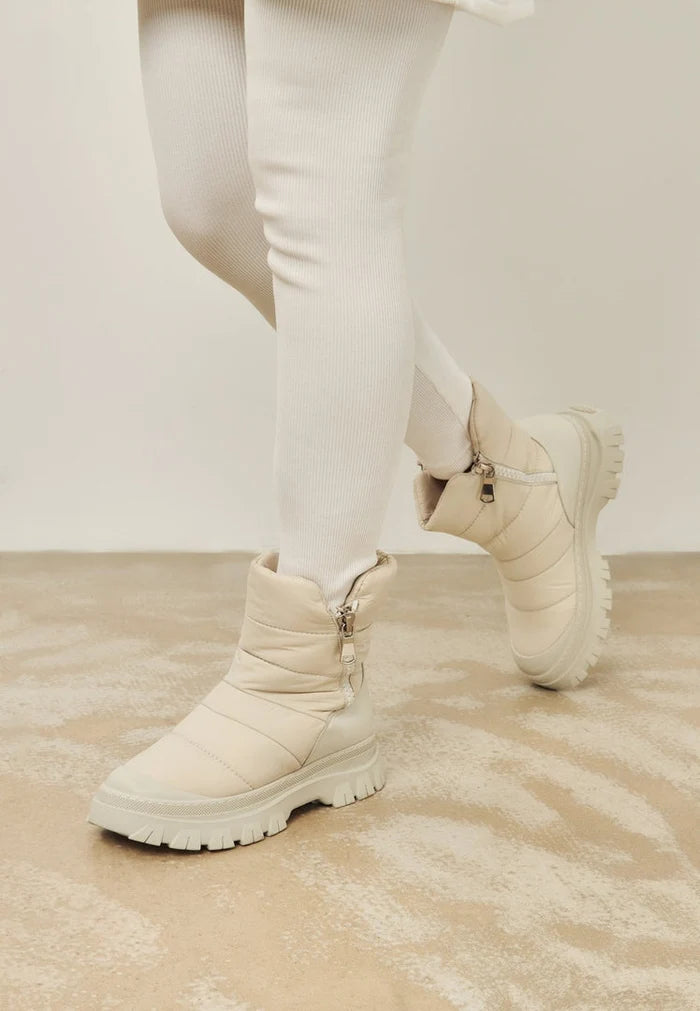 Stay stylish and warm this winter with these beige platform boots for women – the perfect combination of fashion and function.