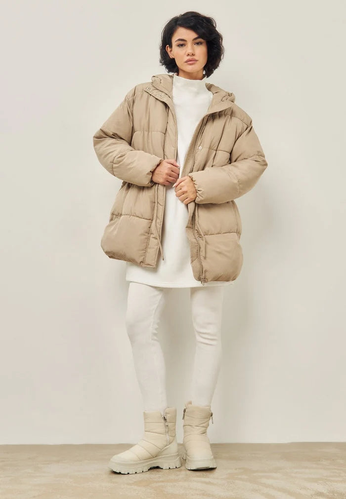 A pair of stylish beige platform winter boots for women, ideal for fashion-forward outfits.