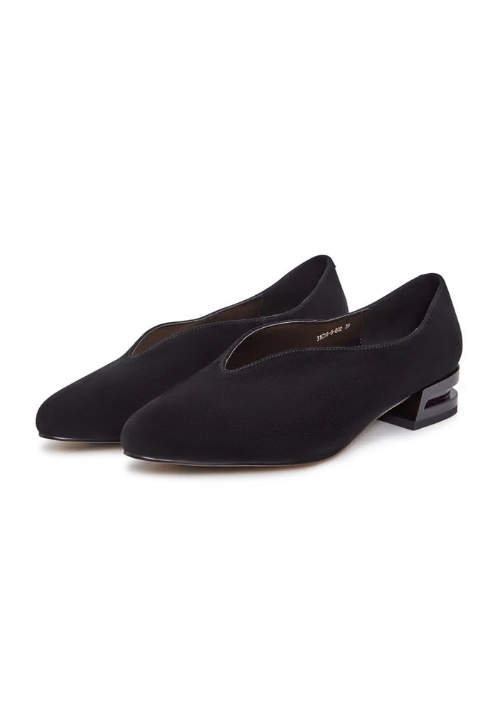 A stylish pair of black suede ballerinas with a pointed tip for women, perfect for adding elegance to any outfit.