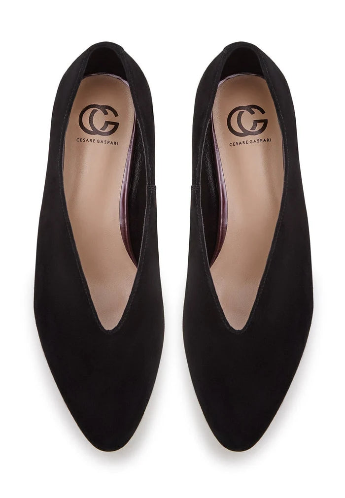 A pair of stylish black suede ballerinas, perfect for any woman's wardrobe - versatile leather flat shoes with a pointed tip for extra elegance.