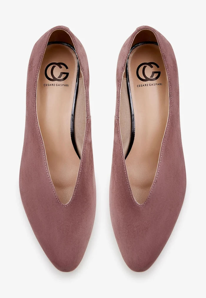 A stylish pair of women's pointed tip suede ballerinas in charming pink, perfect for fashion-forward women looking for chic and comfortable fashion flats.