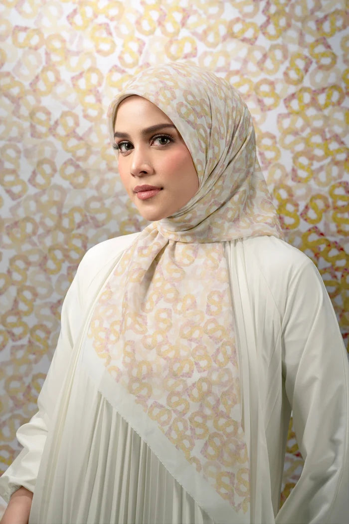 samla de fleur scarf in lily white by buttonscarves style look