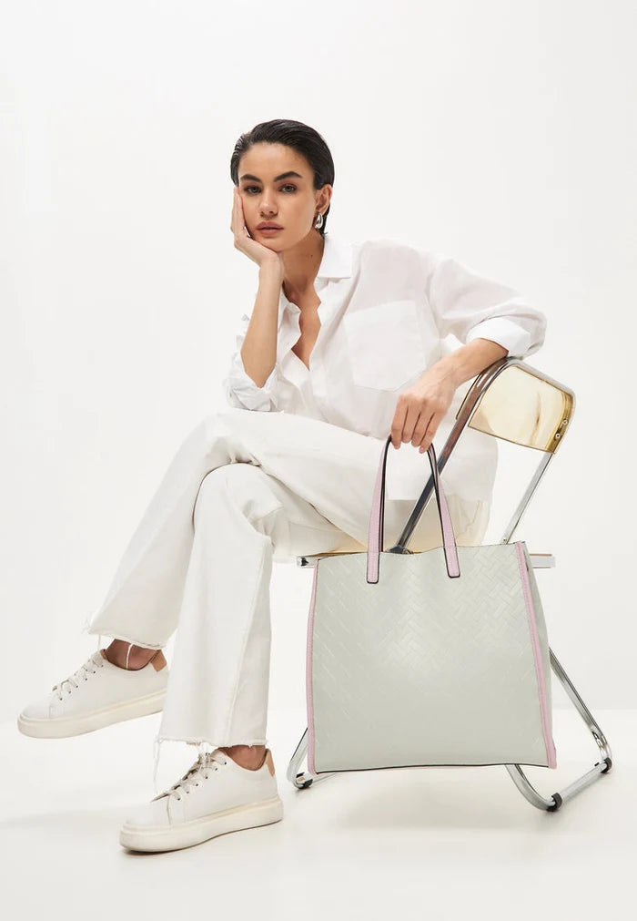 A chic grey tote bag, the perfect accessory for any outfit. Browse our stylish tote bags collection today!
