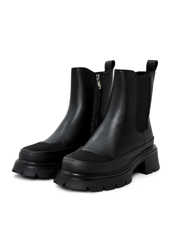 A stylish pair of black urban ankle boots for women, featuring a platform design, perfect for fashion-forward individuals looking for trendy footwear.