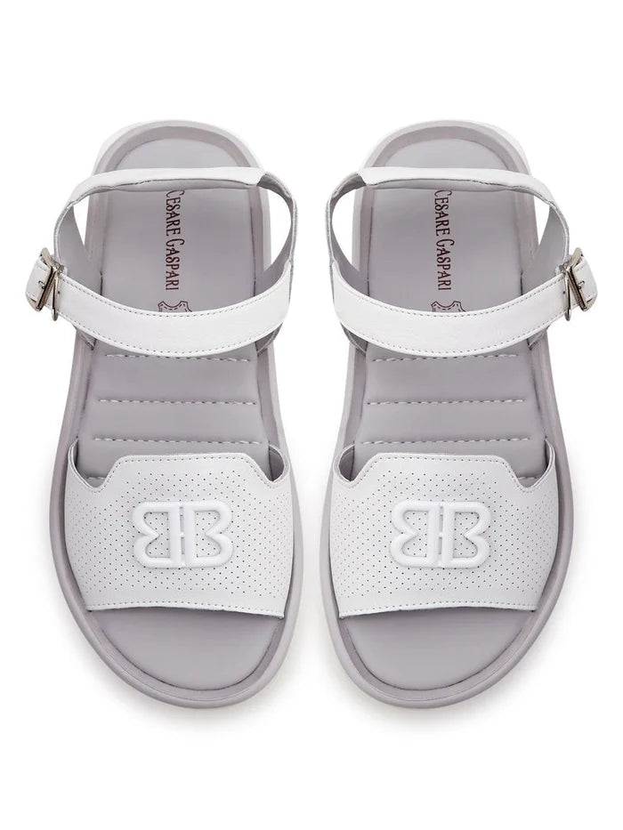 A pair of trendy white platform sandals for women, the perfect urban and fashionable summer footwear choice.