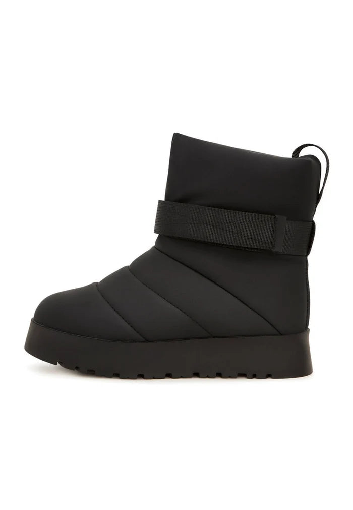 Stay warm and stylish this winter with these black wool-lined urban boots featuring a cozy wool lining for extra comfort and warmth.