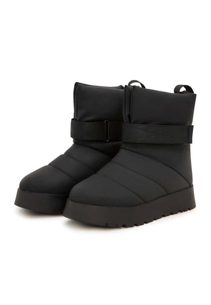 Stay warm and stylish in these black wool-lined urban winter boots featuring cozy wool lining for ultimate comfort in the cold weather.