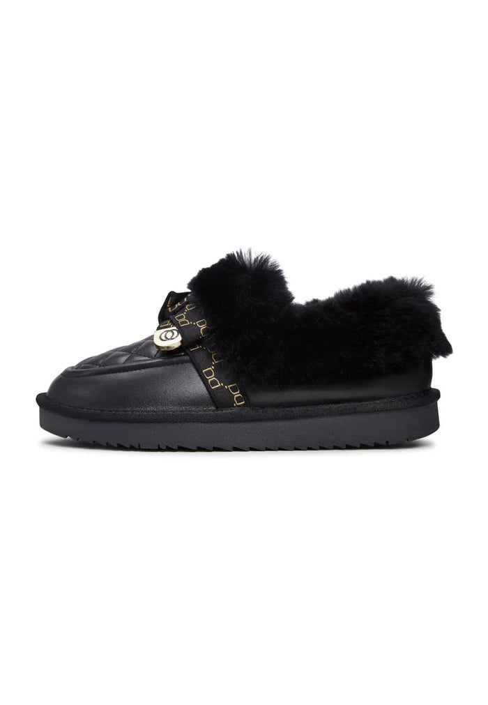 Stay cozy and stylish this winter with these black padded loafers, the perfect pair of warm and comfortable slip-ons for cold days.