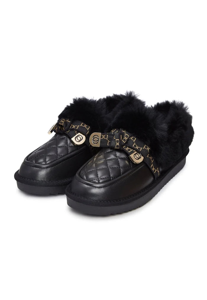 Stay cozy all winter long with these black warm padded loafers, perfect for slipping on for ultimate comfort.