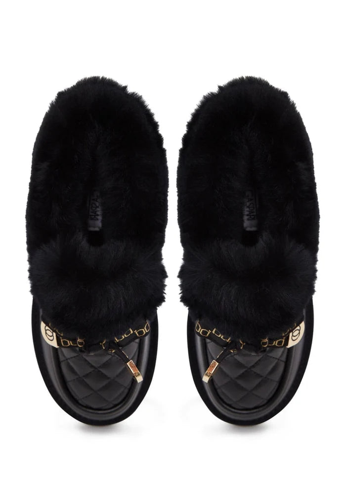 Stay warm and cozy this winter with these black padded shoes - the perfect combination of style and comfort for the season.