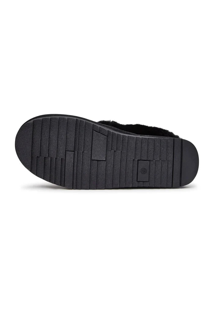Cozy black warm padded loafers, perfect winter slip-ons for comfortable and stylish footwear.