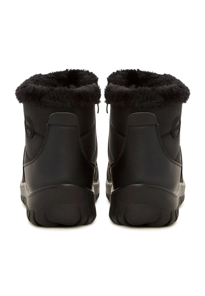 A stylish pair of women's winter platform boots with a chunky design, perfect for cold weather and trendy winter fashion.